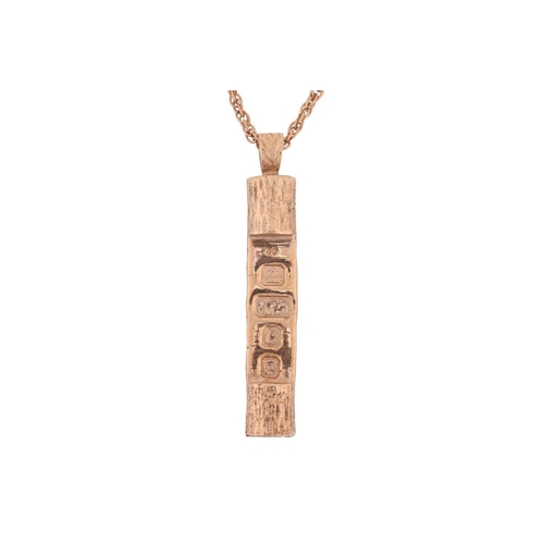 132 - A 9ct gold log pendant on chain, the pendant in the form of a piece of log with bark effect finish, ... 