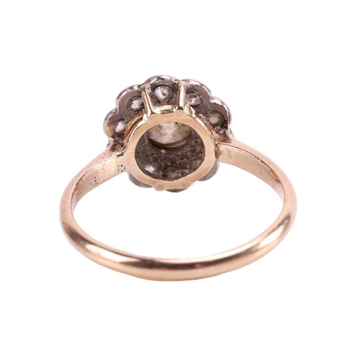 182 - A diamond daisy head cluster ring, featuring a tinted yellowish-brown old-cut diamond of 5.5 mm, col... 