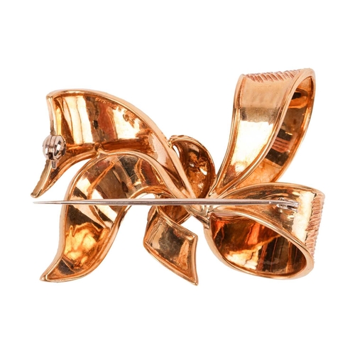 183 - A diamond-set bow brooch in 18ct gold, with bark-effect finish all over, highlighted with three sing... 