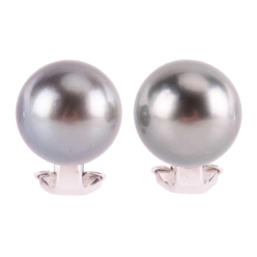 24 - A Tahitian cultured pearl pendant and earrings ensuite, the pendant comprising a drop of 10.5 mm, su... 