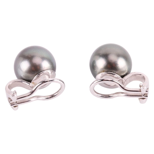 24 - A Tahitian cultured pearl pendant and earrings ensuite, the pendant comprising a drop of 10.5 mm, su... 