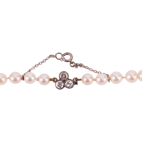 248 - A cultured pearl necklace with a diamond-set clasp, comprising a single strand of graduated round pe... 