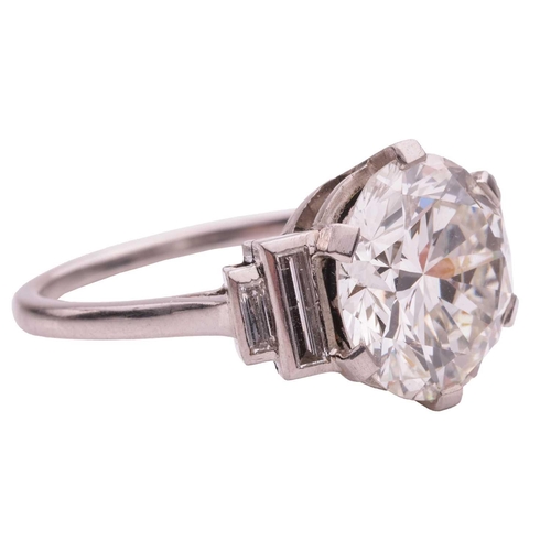 266 - An Art Deco diamond solitaire ring, featuring an old European-cut diamond with a diameter of 10.8 mm... 