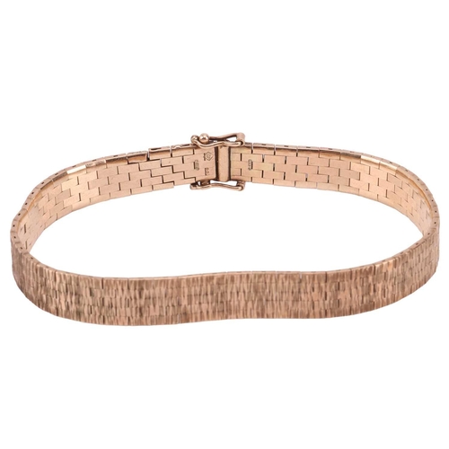 69 - A textured brick link bracelet in 9ct yellow gold, comprising five rows of brick links, one side for... 