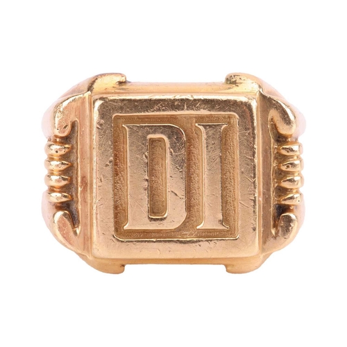 63 - Kutchinsky - a gent's signet ring in 18ct yellow gold, the square ring head cast with initials 'DI',... 