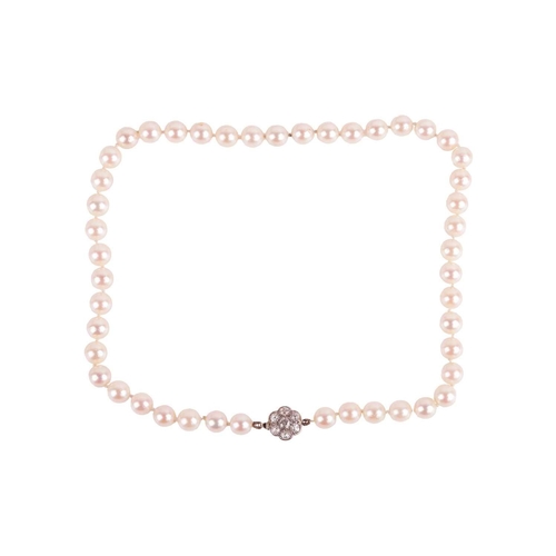 64 - A single-row cultured pearl necklace with diamond cluster clasp, comprising a row of cream-coloured ... 