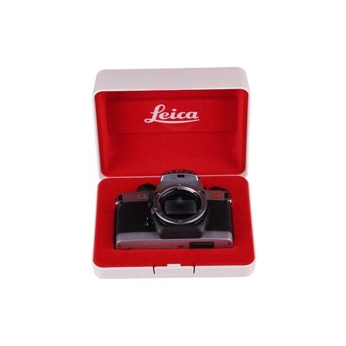 168 - A Leica R7 'Chrome' SLR Camera, made in Germany, serial no 1924520, 1992, with original box and pape... 