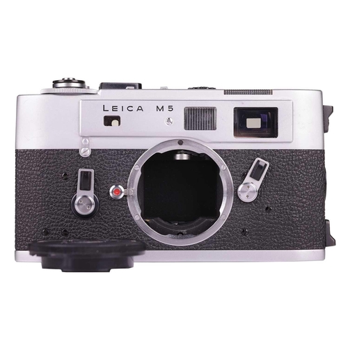 185 - A Leitz Wetzlar Leica M5 Rangefinder Camera Body, chrome, 1971, serial no 1288546, shutter working, ... 