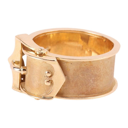 128 - A dress ring in the form of a belt buckle, flat band with sandblast finish and polished trims, yello... 