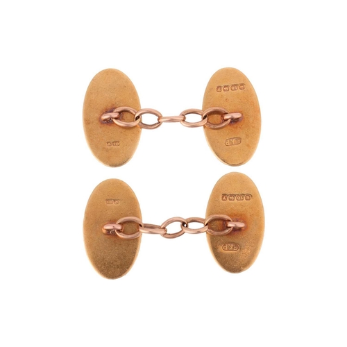 21 - A pair of oval cufflinks in 18ct yellow gold, engraved with initials, cable link connectors, Birming... 