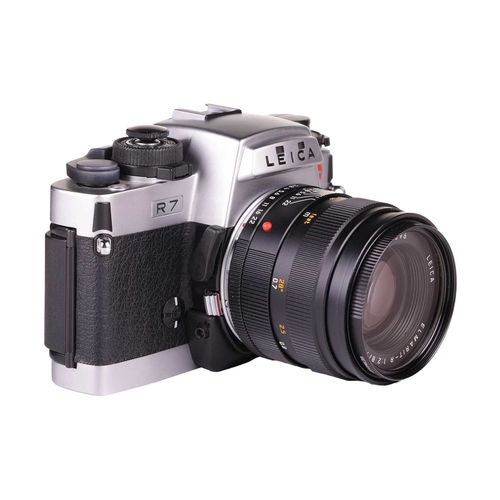 141 - A Leica R7 'Chrome' SLR Camera, made in Germany, serial no 1924520, 1992, with original box and pape... 