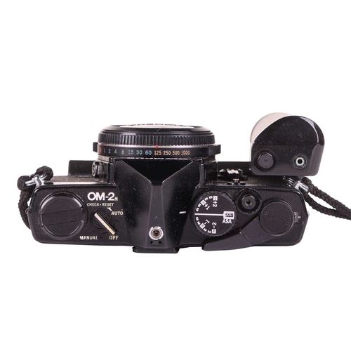 147 - A collection of vintage camera equipment, comprising: a KOWA Six MM Large Format SLR camera (120 rol... 