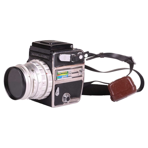 147 - A collection of vintage camera equipment, comprising: a KOWA Six MM Large Format SLR camera (120 rol... 