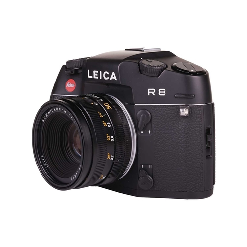 152 - A Leica R8 SLR Camera, 2000, black, serial no. 2476807, in original box with warranty paperwork (now... 