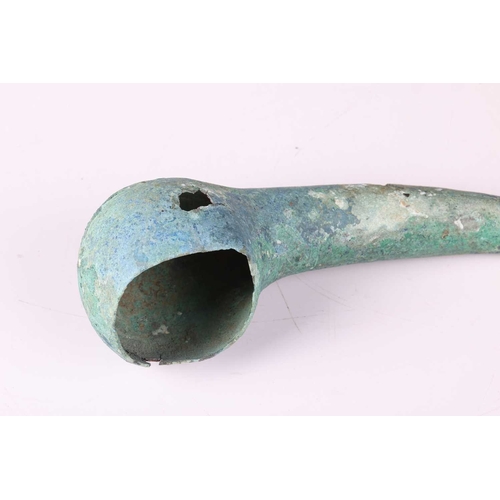 136 - Dong Son Culture: a patinated bronze ladle, 'Muoi Dong' (1000 BCE - 200 CE), 17 cm long. Private Lon... 