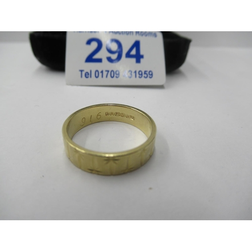 294 - 18ct gold wedding ring 4.9g