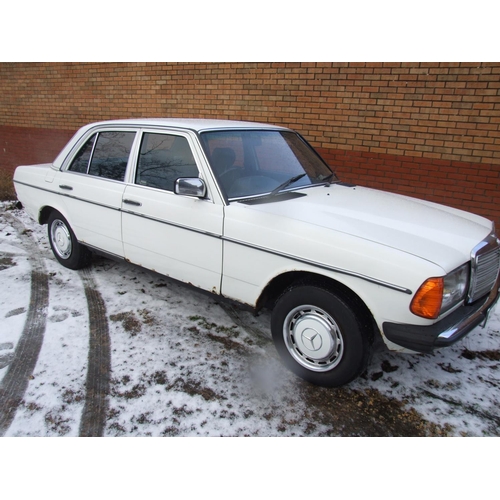 386 - mercedes 1983 200 running with log book lots of old mots in same family since 1989