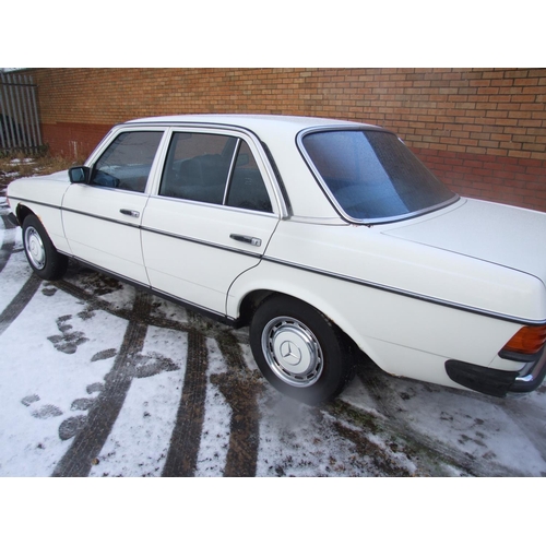 386 - mercedes 1983 200 running with log book lots of old mots in same family since 1989