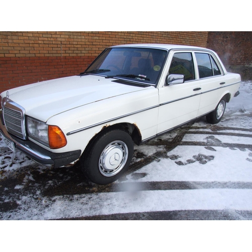 386 - mercedes 1983 200 running with log book lots of old mots in same family since 1989