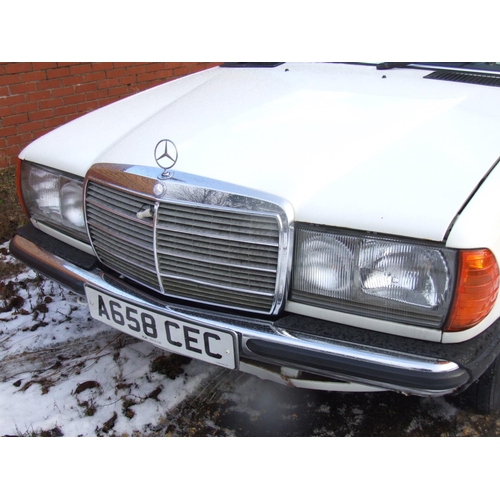 386 - mercedes 1983 200 running with log book lots of old mots in same family since 1989