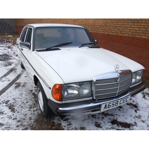 386 - mercedes 1983 200 running with log book lots of old mots in same family since 1989