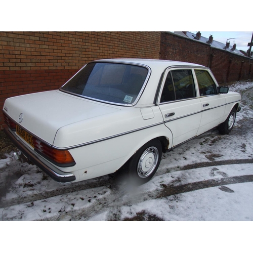 386 - mercedes 1983 200 running with log book lots of old mots in same family since 1989