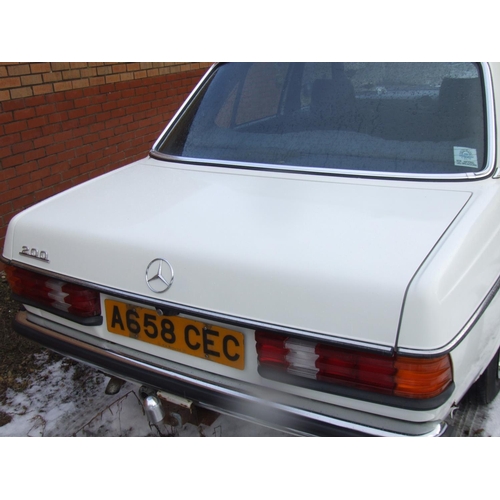 386 - mercedes 1983 200 running with log book lots of old mots in same family since 1989