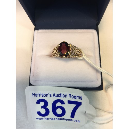 367 - 9ct Gold & garnet ring size L 2.5g total weight