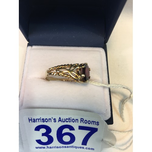 367 - 9ct Gold & garnet ring size L 2.5g total weight
