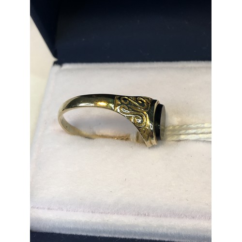 370 - 9ct Gold ring black onyx stone size O 1.8g total