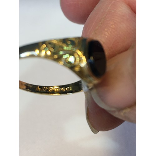 370 - 9ct Gold ring black onyx stone size O 1.8g total