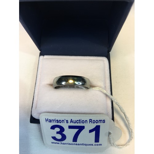 371 - 9ct White gold ring size R 3.7g