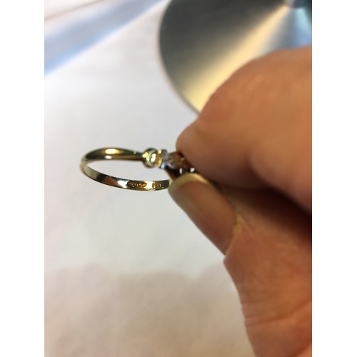 375 - 18ct Gold & platinum with diamond ring size P 2.8g total weight