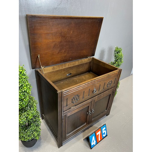 475 - Oak cabinet