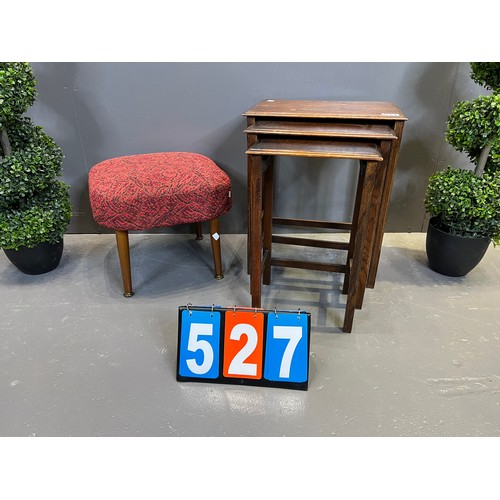 527 - Oak nest of 3 tables + retro stools