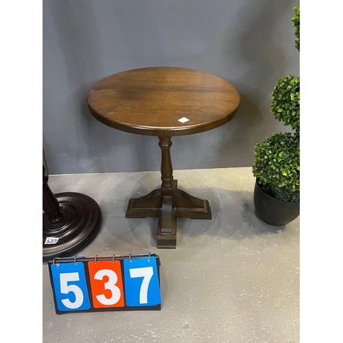 537 - Oak tripod table + standard lamp (top loose)