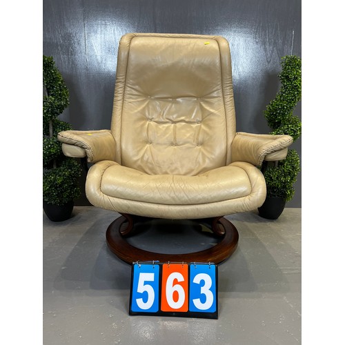 563 - Stress less leather swivel chair (ekerness)(worn)