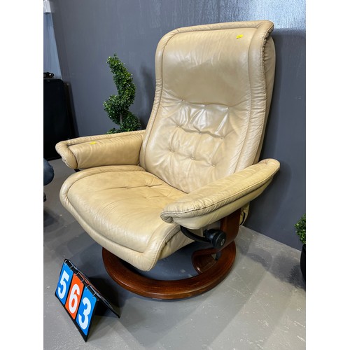 563 - Stress less leather swivel chair (ekerness)(worn)