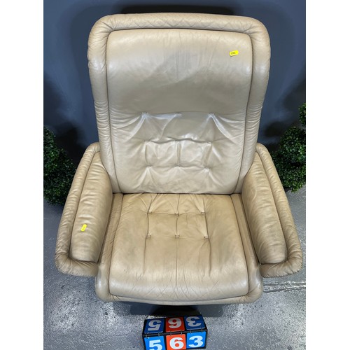 563 - Stress less leather swivel chair (ekerness)(worn)