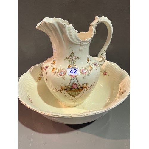 42 - Crown Devon jug/bowl chamber pots , soap dishes & tooth brush holder.