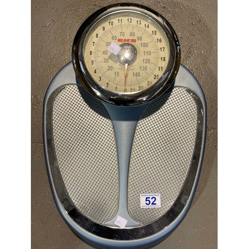 52 - Vintage scales