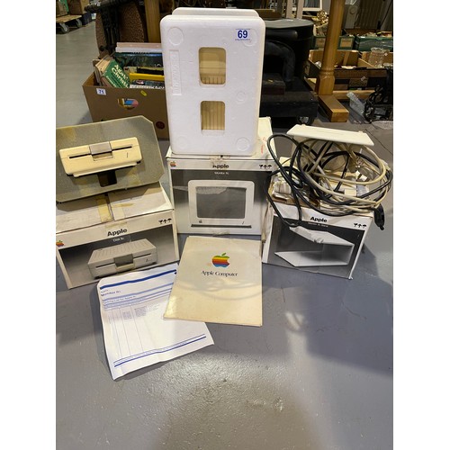 69 - Vintage apple monitor/stand & disk in original boxes