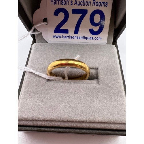 279 - 22ct gold wedding ring Size O 7.2g