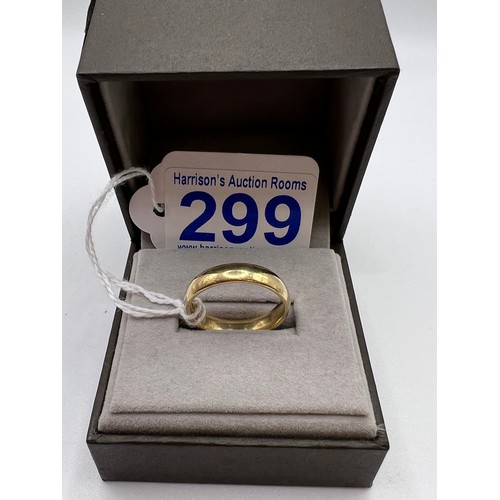 299 - 9ct Gold wedding ring size T 5.5g