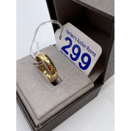 299 - 9ct Gold wedding ring size T 5.5g