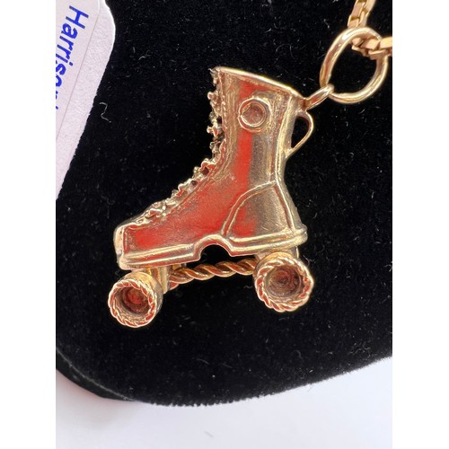 309 - 9ct Gold roller skate pendant on chain 15