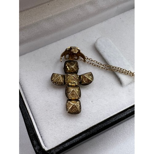 326 - 9ct Gold masonic ball pendant opens up to show cross on a 16