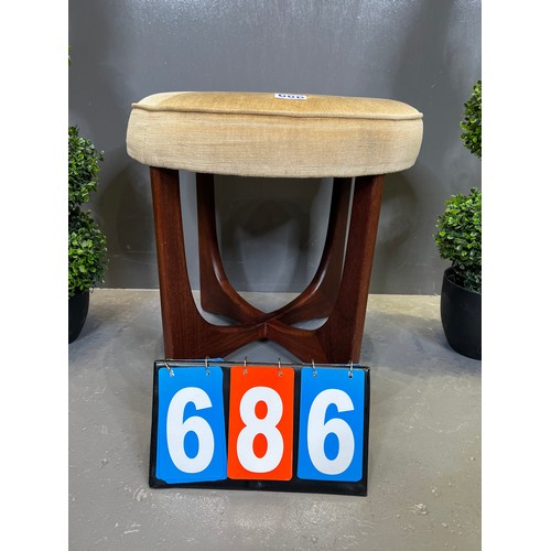 686 - G-plan round stool