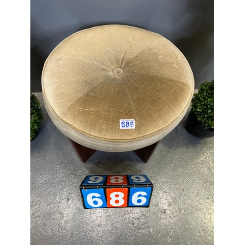 686 - G-plan round stool