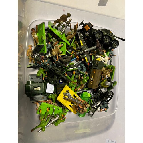 79 - Box army metal toy soldiers